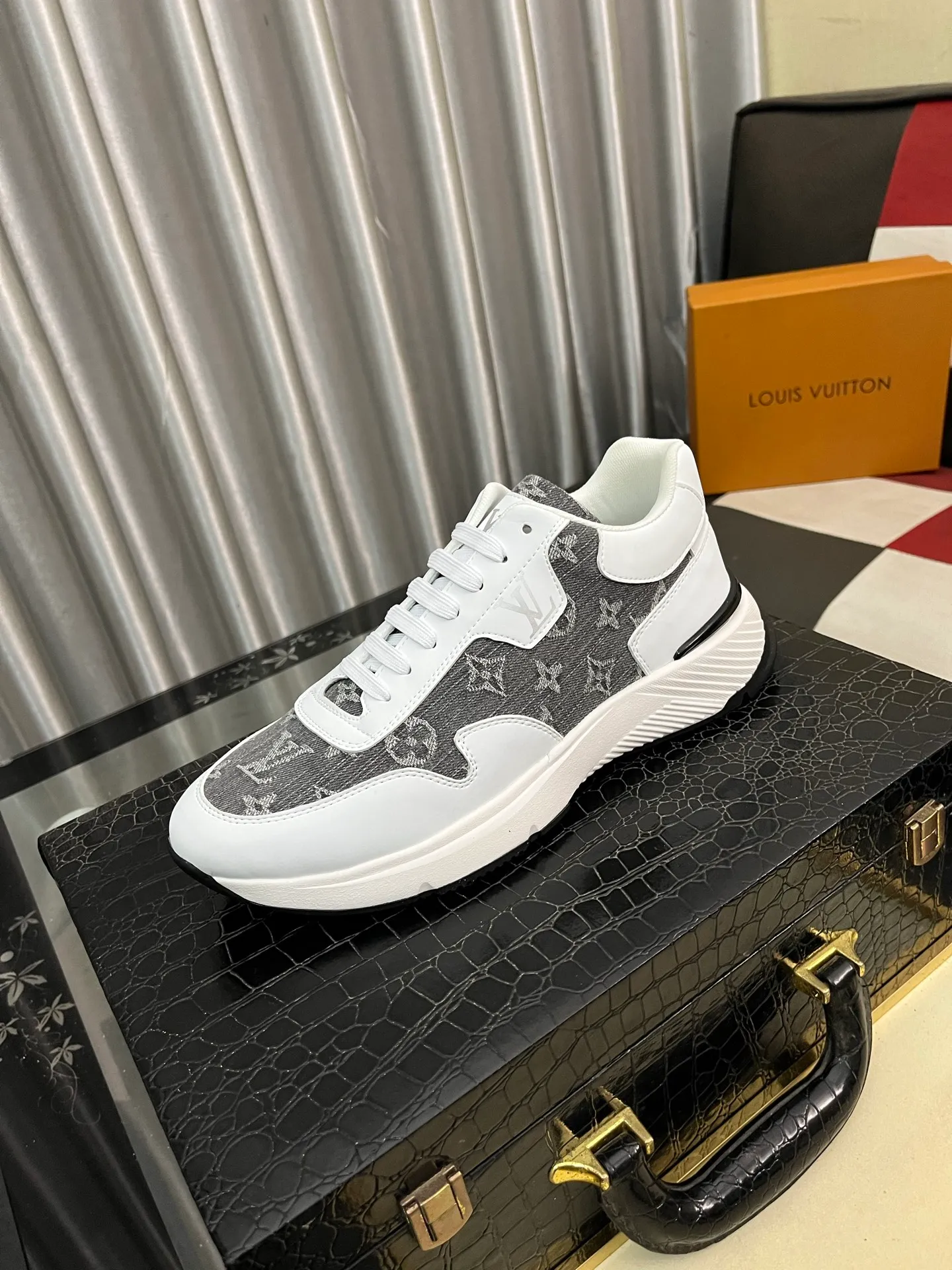 Men's shoes 💰458⌚️⌚️【LOUlS VUlTTON】Louis Vuitton ~ unique and casual style. LV counter purchasing 🏃casual shoes😍😍 are on sale at the men's counter at the same time. Italian imported brands select top-layer Italian cowhide. 🐑Sheepskin lining (refuses to discolor and grind feet) Sole: Original sole specially provided by the original factory 🎬Better in kind Code number: 38-444⃣️Color selection